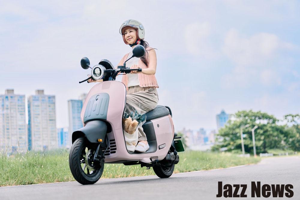 二輪入門首選-Gogoro-EZZY-憑實用便利、保養省心特色，連續一年蟬聯電動機車銷售冠軍。